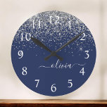 Silver Navy Blue Girl Glitzer Sparkle Monogram Große Wanduhr<br><div class="desc">Navy Blue und Silver Sparkle Glitzer Pinsel Script Monogram Name Clock. Das macht den perfekten 16 Geburtstag,  Hochzeit,  Brautparty,  Jubiläum,  Babydusche oder Junggeselinnen-Abschied Geschenk für jemanden,  der Lieben glamourösen Luxus und schicke Stile.</div>