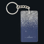 Silver Navy Blue Girl Glitzer Sparkle Monogram Schlüsselanhänger<br><div class="desc">Silver und Navy Blue Sparkle Glitzer Script Monogram Name Schlüsselanhänger. Das macht den perfekten 16 Geburtstag,  Hochzeit,  Brautparty,  Jubiläum,  Babydusche oder Junggeselinnen-Abschied Geschenk für jemanden,  der Lieben glamourösen Luxus und schicke Stile.</div>