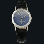 Silver Navy Blue Glitzer Giron Monogram Name Armbanduhr<br><div class="desc">Monogram Name Watch für Navy Blue und Silver Sparkle Glitzer. Dies macht den perfekten Abschluss,  Geburtstag,  Hochzeit,  Brautparty,  Jubiläum,  Babydusche oder Junggeselinnen-Abschied Geschenk für jemanden,  die Lieben glamourösen Luxus und schicke Stile.</div>