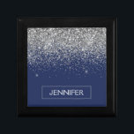 Silver Navy Blue Glitzer Giron Monogram Name Erinnerungskiste<br><div class="desc">Navy Blue und Silver Sparkle Glitzer Monogram Name Jewelry Keepake Box. Dies macht den perfekten Abschluss,  Geburtstag,  Hochzeit,  Brautparty,  Jubiläum,  Babydusche oder Junggeselinnen-Abschied Geschenk für jemanden,  die Lieben glamourösen Luxus und schicke Stile.</div>