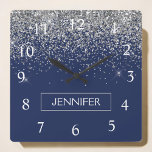 Silver Navy Blue Glitzer Giron Monogram Name Quadratische Wanduhr<br><div class="desc">Monogram Name Clock für den silbernen und navy Blue Sparkle Glitzer. Das macht den perfekten 16 Geburtstag,  Hochzeit,  Brautparty,  Jubiläum,  Babydusche oder Junggeselinnen-Abschied Geschenk für jemanden,  der Lieben glamourösen Luxus und schicke Stile.</div>