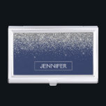 Silver Navy Blue Glitzer Giron Monogram Name Visitenkarten Dose<br><div class="desc">Monogram Name Business Card Holder für Silver und Navy Blue Sparkle Glitzer. Das macht den perfekten 16 Geburtstag,  Hochzeit,  Brautparty,  Jubiläum,  Babydusche oder Junggeselinnen-Abschied Geschenk für jemanden,  der Lieben glamourösen Luxus und schicke Stile.</div>