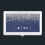 Silver Navy Blue Glitzer Giron Monogram Name Visitenkarten Dose<br><div class="desc">Monogram Name Business Card Holder für Silver und Navy Blue Sparkle Glitzer. Das macht den perfekten 16 Geburtstag,  Hochzeit,  Brautparty,  Jubiläum,  Babydusche oder Junggeselinnen-Abschied Geschenk für jemanden,  der Lieben glamourösen Luxus und schicke Stile.</div>
