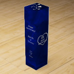 Silver on Blue Personalisiert Anniversary Wein-Geschenkverpackung<br><div class="desc">Die hübsche Silberhochzeitfeier zum Jubiläum der Weinschenke ist der Schauplatz für den tiefblauen, königsblauen Farbverlauf. Ein großes Herz mit einem Hochzeitsring an der Oberseite, und der silberne Stiltext 25 Silver Anniversary schmückt die Vorder- und Rückseite, wobei drei Felder für Ihren personalisierten Text auf den Seiten erscheinen. Die Spitze hat ein...</div>