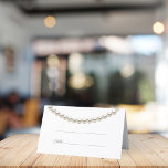 Silver Pearl Necklace Wedding Platzkarte<br><div class="desc">Weiße Elegante Platzkarte mit silberner Perlenhalskette in Aquarell. Es ist sehr einfach,  mit Ihren persönlichen Daten zu personalisieren.</div>