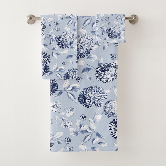Silver & Periwinkle Blue Floral Toile Badhandtuch Set (Insitu)
