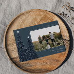 Silver Pine | Elegantes Weihnachts-Foto Folien Feiertagskarte<br><div class="desc">Modernes und elegantes Weihnachtskartendesign mit einem horizontalen Foto auf marineblau dekoriertem Kiefernwald mit silberner Folie und Sternenhimmel. Personalisieren Sie mit Ihrem individuellen Urlaubsgruß,  Familiennamen und dem Jahr.</div>