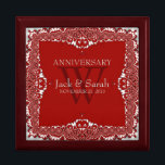 Silver Red Lace Hochzeitstag Geschenkboxen<br><div class="desc">Einzigartige und stilvolle Fraktal-Spitzen-Ränder im hellgrauen Satin-Look - Exquisite und elegante Brauchtum, Jubiläum oder Verlobung. Personalisieren Sie sich mit Namen, Jubiläumsdatum und Monogramm oder Zahlen - gemacht in eine wunderbare hölzerne Geschenkboxen, um Schmuckstücke behalten, Schmuckkästchen für Ihre speziellen Kuchen. Ein wunderbares Geschenk - füllen Sie die Schachtel mit Mementos, Fotos....</div>