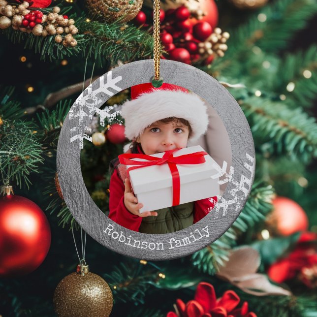 Silver Rustic Circle Foto Schneeflocken Keramik Ornament (Rustic snowflake family holiday keepsake photo ornament perfect for gifts to bring joy to others.)