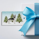 Silver Sable German Shepherd Blue Winter Christmas Geschenkanhänger<br><div class="desc">Desteis originelle Cartoon Illustration eines silberfarbenen, schwarz und silberfarbenen deutschen Schäferhundes. Der Hund ist in einer Winterlandschaft mit drei grünen Tannenbäumen und fallendem Schnee untergebracht. Der Hintergrund ist ein blaues bis weißes Gefälle, das das Design des kalten Wintertages verleiht. Auf der anderen Seite gibt es auch einen personalisierbaren Textbereich, der...</div>