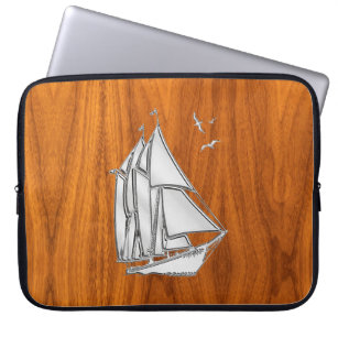 Silver Sail Boat auf Teak Veneer Dekoration Laptopschutzhülle