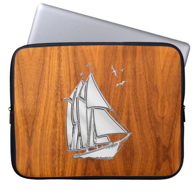 Silver Sail Boat auf Teak Veneer Dekoration Laptopschutzhülle (Vorderseite)