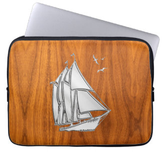 Silver Sail Boat on Teak Veneer Decor Laptopschutzhülle