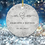 Silver Snow heißt mehr elegante Neuheiten Keramik Ornament<br><div class="desc">Dekoriert mit mehr mrs mit einem Herz. Ein silbernes Imitat mit Schneeflocken,  Schneekristallen und Imitaten. Personalisieren und fügen Sie Ihre Namen und Ihr Hochzeitstermin. Schwarzer Text.</div>