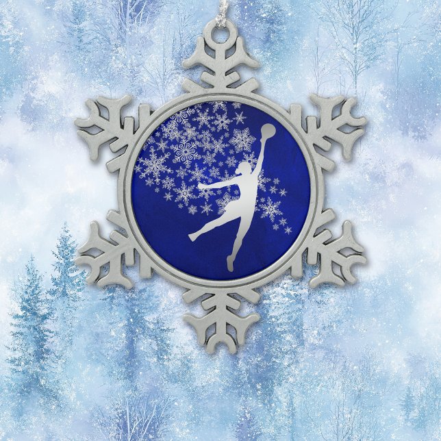 Silver Snowflake Volleyball Spieler auf Blue Schneeflocken Zinn-Ornament (Von Creator hochgeladen)