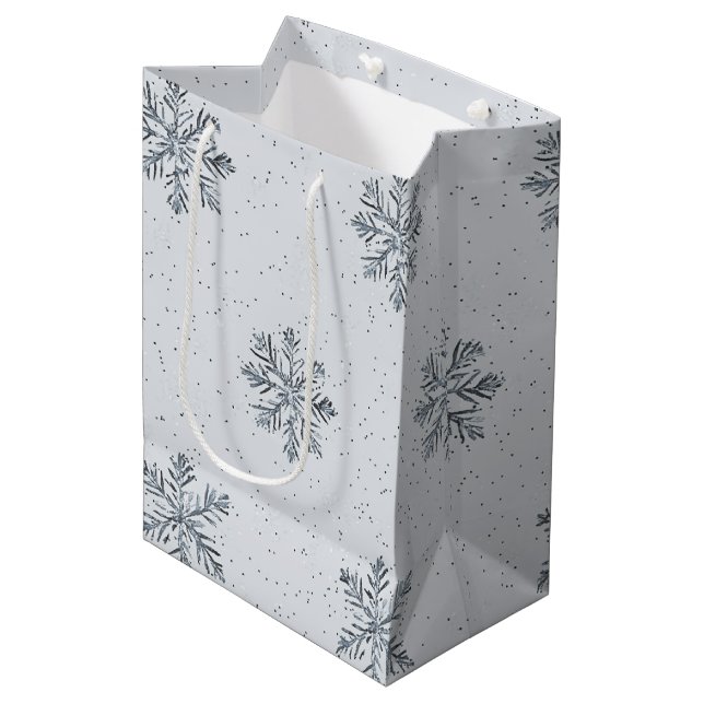 Silver Snowflakes Weihnachten Mittlere Geschenktüte (Vorderseite Schrägansicht)