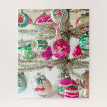 Silver Tinsel Tree mit Shiny Brite Ornaments