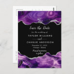 Silver und Lila Agate Wedding speichern das Datum Postkarte<br><div class="desc">Diese elegante und glamouröse Hochzeit speichern das Datum Postkarte mit einem dunklen lila agate Marmor Hintergrund mit Imitaten Silber Glitzer Akzente. Der Text kombiniert handgeschriebene Skripte mit modernen serifenlosen Schriftart für ein elegantes und raffiniertes Aussehen. Dies ist perfekt für Herbst- oder Winterhochzeiten.</div>