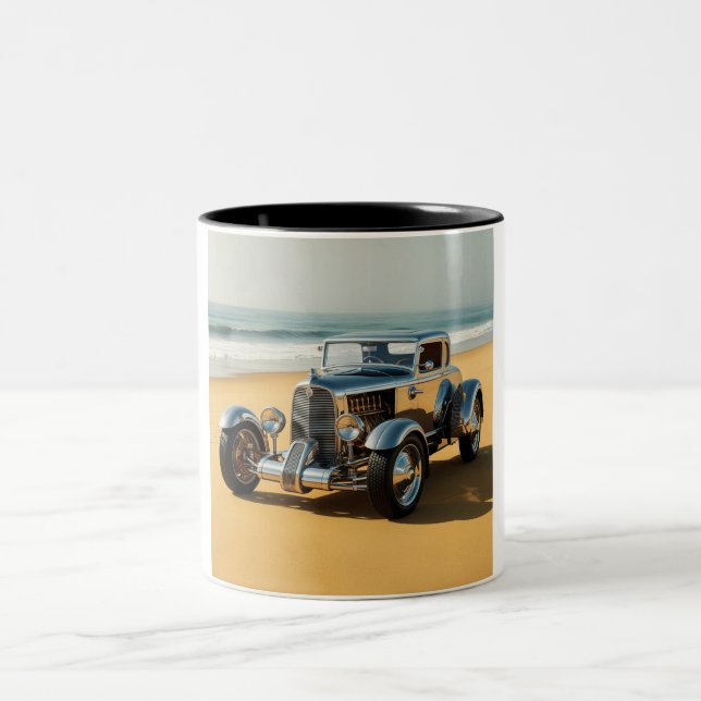 Silver Vintage Auto am Strand Zweifarbige Tasse (Mittel)