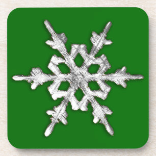 Silver & White Schneeflocke auf Kieferngrün Getränkeuntersetzer