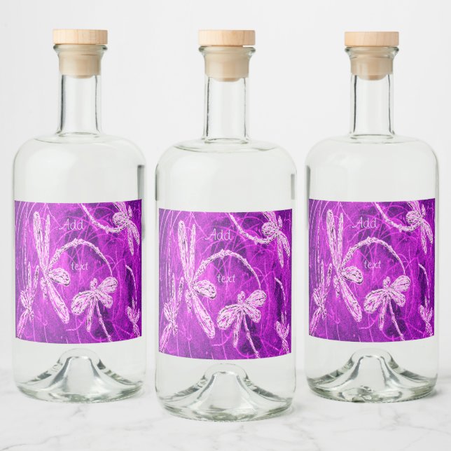 Silvery Dragonfliegen auf einem Zaubermagenta Sky Alkoholflaschenetikett (Flaschen)