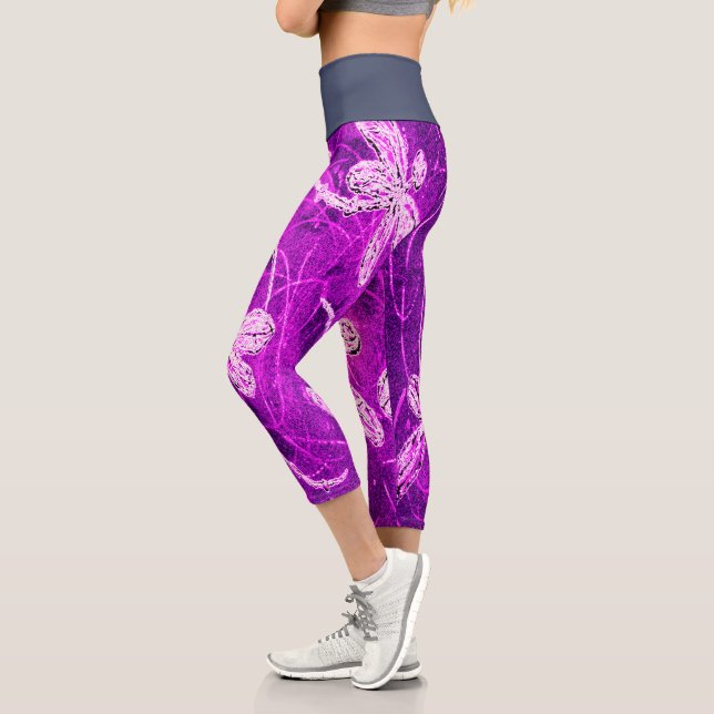 Silvery Dragonfliegen auf einem Zaubermagenta Sky Capri Leggings (Links)