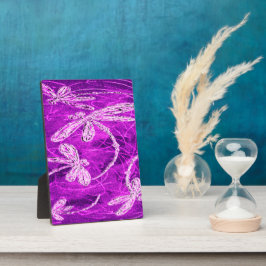 Silvery Dragonfliegen auf einem Zaubermagenta Sky Fotoplatte