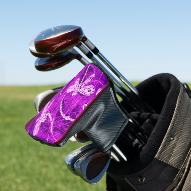 Silvery Dragonfliegen auf einem Zaubermagenta Sky Golf Headcover (In Situ)