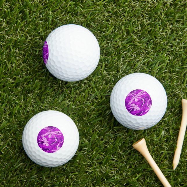 Silvery Dragonfliegen auf einem Zaubermagenta Sky Golfball (Insitu Gras)