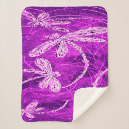 Silvery Dragonfliegen auf einem Zaubermagenta Sky Sherpadecke