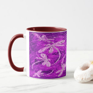 Silvery Dragonfliegen auf einem Zaubermagenta Sky Tasse