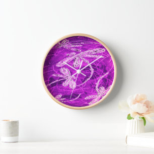 Silvery Dragonfliegen auf einem Zaubermagenta Sky Uhr