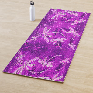 Silvery Dragonfliegen auf einem Zaubermagenta Sky Yogamatte