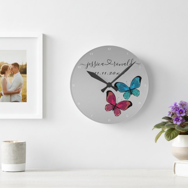 Silvery Gray Names Date Wedding Gift Personalisier Runde Wanduhr (Personalized wall clock with newlywed's names and wedding date. Plus a lovely butterflies bonus!)