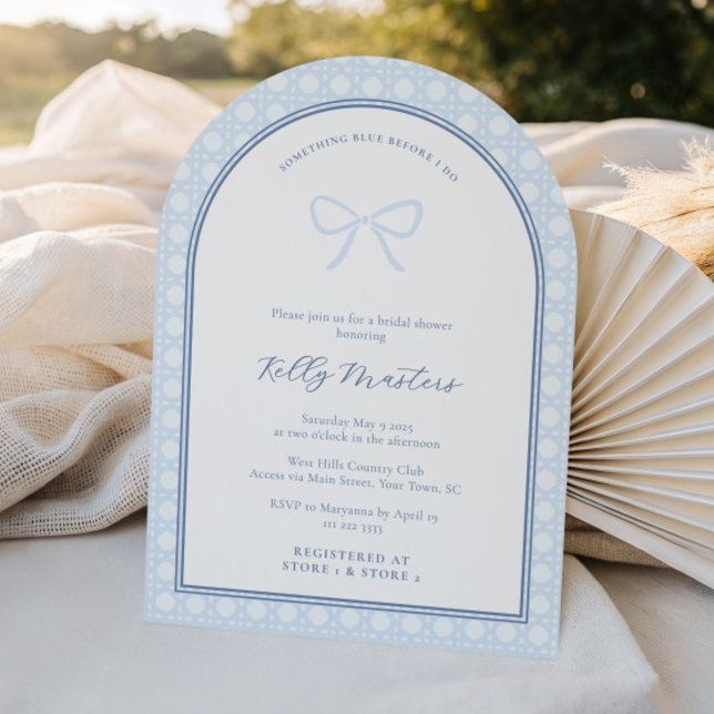 Simple Arch Something Blue Bow Polterabend Einladung (Elegant bow something blue before I do arch wedding shower invitations with wicker print )