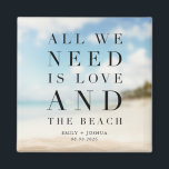Simple Beach Wedding Gefallen Magnet<br><div class="desc">Einfache Hochzeit am Strand mit dem Sprichwort "Alles was wir brauchen ist Liebe und Strand". Maßgeschneidert mit Ihren Namen und Hochzeitstermin.</div>