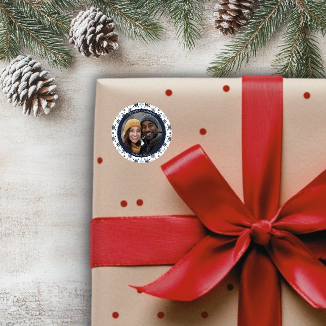 Simple Blue and White Snowflake Weihnachts-Foto Runder Aufkleber (Simple Blue and White Snowflake Christmas Photo Classic Round Sticker)