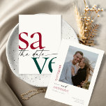 Simple Burgundy Hunter Green Foto Save the Date<br><div class="desc">Diese 5" x 7" speichern Sie die Datumskarten mit einem minimalistischen Design in bordeauxrot und Jäger grün mit Platzhaltern auf der Rückseite für die verlobten Paarnamen,  Hochzeitstag und Veranstaltungsinformationen und Ihr Lieblings-Foto!</div>