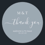 Simple Calligraphy Monogram Dusty Blue Wedding Runder Aufkleber<br><div class="desc">Einfache Kalligraphie Monogram Dusty Blue Wedding Classic Round Sticker</div>