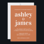 Simple Chic Typografie Burnt Orange Wedding Einladung<br><div class="desc">Einfache und schicke Hochzeitseinladung mit weißer stilvoller, eleganter und moderner Typografie auf einem verbrannten orangen Hintergrund. Fügen Sie einfach Ihre Hochzeitsdetails hinzu. Exklusiv für Sie entworfen von Happy Dolphin Studio. Wenn Sie Hilfe oder passende Produkte benötigen, kontaktieren Sie uns bitte unter happydolphinstudio@outlook.com. Wir helfen Ihnen gerne, Ihre Hochzeit zum schönsten...</div>