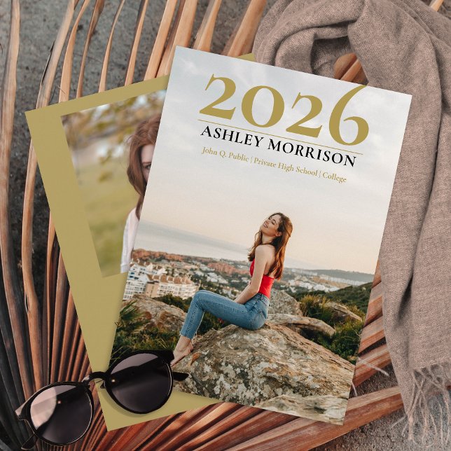 Simple Classy 2025 Two Foto - Olivenöl Abschluss Einladung (Simple Classy 2026 Two Photo Collage Olive Green Graduation Announcement - Print | Download)