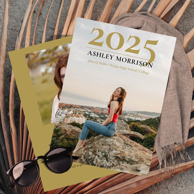 Simple Classy 2025 Two Foto - Olivenöl Abschluss Einladung (Simple Classy 2025 Two Photo Collage Olive Green Graduation Announcement - Print | Download)