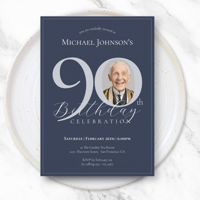 Simple Classy Navy Blue Silver Photo 90th Birthday Einladung (Simple Classy Navy Blue Silver Photo 90th Birthday Invitation)