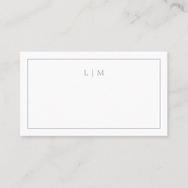 Simple Dusty Blue Monogram Elegant Wedding Platzkarte (Vorderseite)