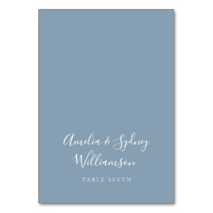 Simple Dusty Blue Script Individuelle Name Platzka Tischnummer