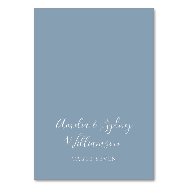 Simple Dusty Blue Script Individuelle Name Platzka Tischnummer (Vorderseite)