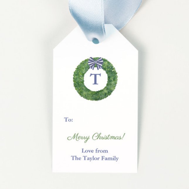 Simple Elegant Greenery Wreath Frohe Weihnachten Geschenkanhänger (Preppy Boxwood wreath with blue and white bow and monogram merry christmas gift tags)