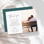 Simple Emerald Green Foto Wedding Vielen Dank Postkarte<br><div class="desc">Einfaches Smaragdgrünes Script Foto Hochzeit Dankeschön Karten - Moderne Eleganz mit Personalisierter Typografie. Erleben Sie das Wesen Ihrer Liebe mit unseren eleganten Dankeschön-Karten mit einem minimalistischen Design-Set mit einem bezaubernden staubigen magenta smaragdgrünen Rücken. Fügen Sie Ihrer Feier eine persönliche Touch hinzu, indem Sie Ihr Lieblings-Foto der beiden von Ihnen und...</div>