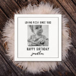 Simple Funny Birthday Foto Napkins Serviette<br><div class="desc">Schwarz-Weiß Funny Birthday Custom Foto Napkins Personalisiert | Glückliche 40. 50. 60. 70. 80. Geburtstagsparty Custom Napkins mit Foto | Personalisieren Sie diese Servietten mit eigenem Text. Sie können auch die Hintergrundfarbe ändern.</div>