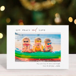 Simple Joy Peace Liebe Foto Landschaft Feiertagskarte<br><div class="desc">Moderne und einfache Weihnachten | Holiday Fotokarte mit grün-weißem Kiefernzweig auf der Rückseite. Für eine erweiterte Anpassung dieses Designs klicken Sie bitte auf die SCHALTFLÄCHE BLUE DESIGN TOOL,  um Schriftart,  Größe und Farbe zu ändern.</div>